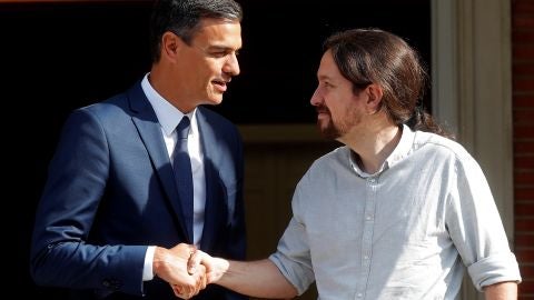 El presidente del Gobierno, Pedro S&aacute;nchez, recibe al secretario general de Podemos, Pablo Iglesias.