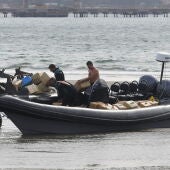Agentes de la Guardia Civil trasladan los fardos de hachís incautados en una embarcación de tipo neumática en Cádiz
