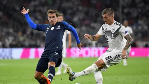 Kroos pasa el balón ante la defensa de Griezmann Kroos pasa el balón ante la defensa de Griezmann