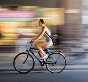 Mujer en bicicleta Mujer en bicicleta