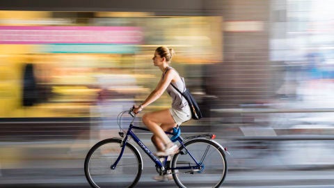 Mujer en bicicleta