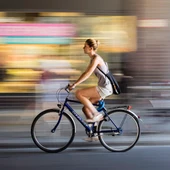 Mujer en bicicleta Mujer en bicicleta