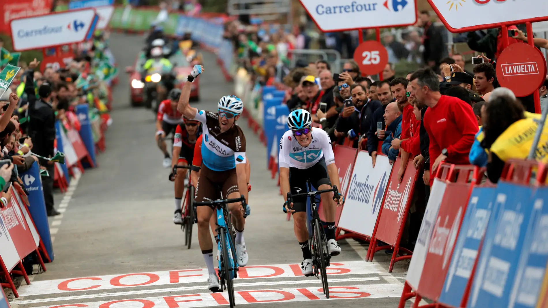Geniez celebra su triunfo en la etapa de la Vuelta