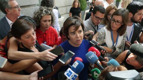 Soraya S&aacute;enz de Santamar&iacute;a con un grupo de periodistas