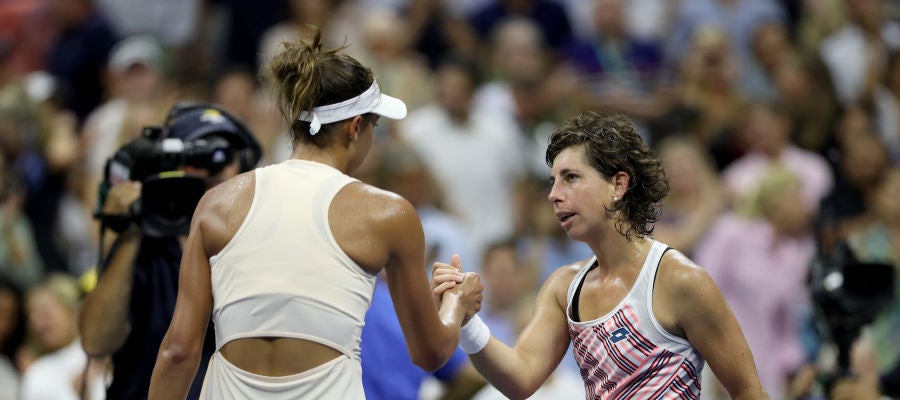 Madison Keys y Carla Suárez se felicitan después de su partido Madison Keys y Carla Suárez se felicitan después de su partido