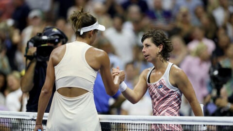 Madison Keys y Carla Su&aacute;rez se felicitan despu&eacute;s de su partido