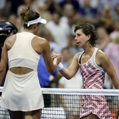 Madison Keys y Carla Suárez se felicitan después de su partido Madison Keys y Carla Suárez se felicitan después de su partido