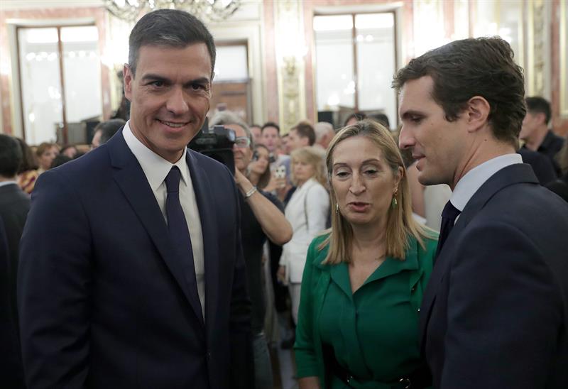 Personas físicas: "El agradecimiento de Casado a Sánchez por estar "de visita" en España" Personas físicas: "El agradecimiento de Casado a Sánchez por estar "de visita" en España"