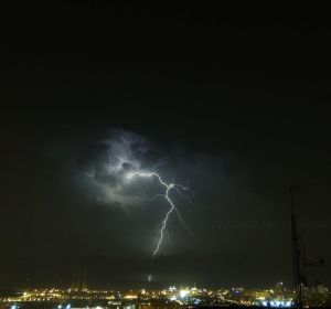 Uno de los miles de rayos que han caído en Barcelona Uno de los miles de rayos que han caído en Barcelona