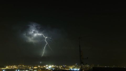 Uno de los miles de rayos que han ca&iacute;do en Barcelona