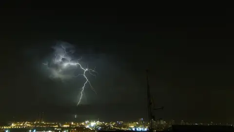 Uno de los miles de rayos que han caído en Barcelona Uno de los miles de rayos que han caído en Barcelona