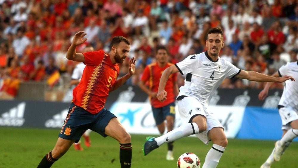 Borja Mayoral pelea un balón en el partido ante Albania