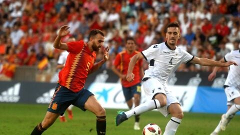 Borja Mayoral pelea un bal&oacute;n en el partido ante Albania