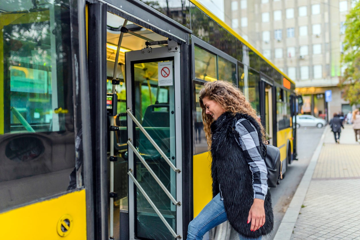 Generalitat asumirá el 50% del coste de los autobuses urbanos de los municipios que ofrezcan la gratuidad a jóvenes hasta 30 años Generalitat asumirá el 50% del coste de los autobuses urbanos de los municipios que ofrezcan la gratuidad a jóvenes hasta 30 años