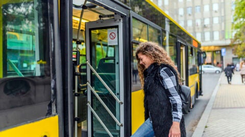 Chica sube a un autobús