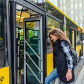 Chica sube a un autobús Chica sube a un autobús