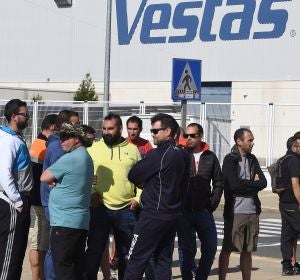 Trabajadores de Vestas durante la concentración frente a la planta de Villadangos del Páramo Trabajadores de Vestas durante la concentración frente a la planta de Villadangos del Páramo