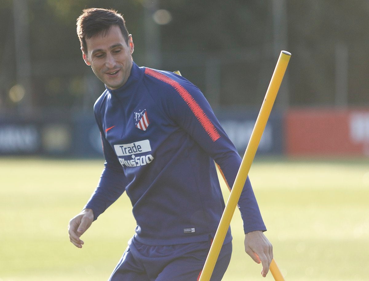 Nicola Kalinic se lesiona en el tobillo tras una sesión centrada de nuevo en Koke Nicola Kalinic se lesiona en el tobillo tras una sesión centrada de nuevo en Koke
