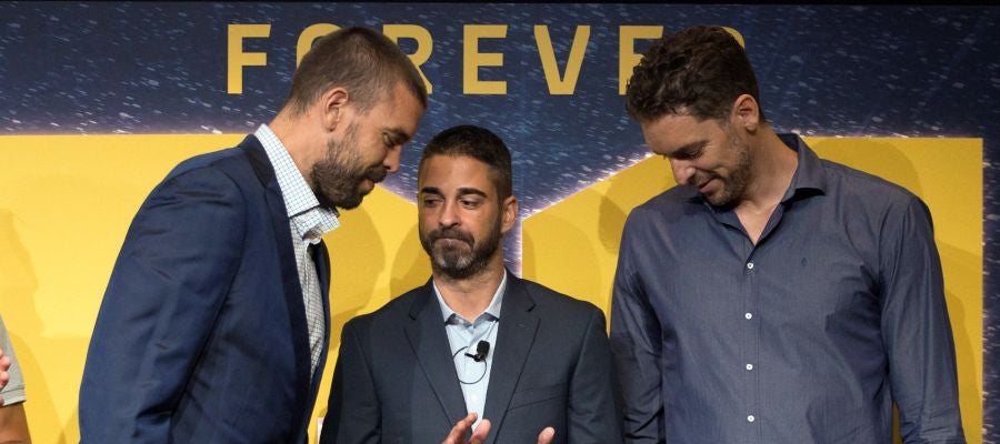 Los hermanos Gasol, junto a Juan Carlos Navarro en su despedida Los hermanos Gasol, junto a Juan Carlos Navarro en su despedida