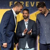 Los hermanos Gasol, junto a Juan Carlos Navarro en su despedida Los hermanos Gasol, junto a Juan Carlos Navarro en su despedida