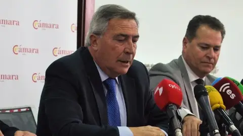 Álvaro Muñiz, candidato en la lista de Carmen Moriyón para presidir Foro Asturias Rueda de prensa en la Cámara de Comercio de Gijón