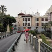 Ciudadanos con paraguas en el Puente de Canalejas de Elche.