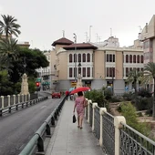 Ciudadanos con paraguas en el Puente de Canalejas de Elche. Ciudadanos con paraguas en el Puente de Canalejas de Elche.