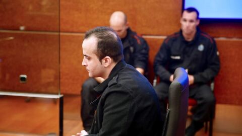 El presunto asesino de la beb&eacute; de Vitoria, durante la primera jornada del juicio