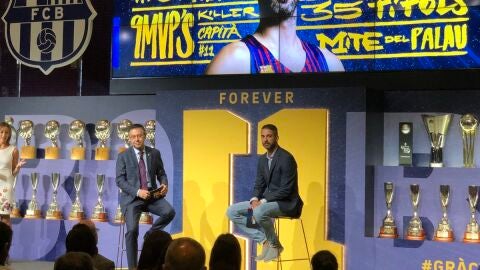 Josep Mar&iacute;a Bartomeu y Juan Carlos Navarro, en la despedida del m&iacute;tico '11'