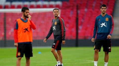 Luis Enrique, atento al entrenamiento de la selecci&oacute;n espa&ntilde;ola