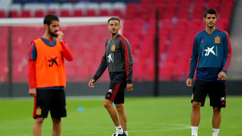 Luis Enrique, atento al entrenamiento de la selección española Luis Enrique, atento al entrenamiento de la selección española