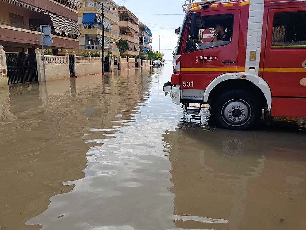 Una tromba de agua anega calles en Santa Pola y la pedanía de La Marina de Elche Una tromba de agua anega calles en Santa Pola y la pedanía de La Marina de Elche