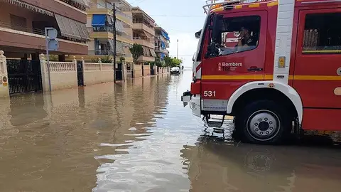 Calle de Santa Pola tras la tormenta de la mañana de este viernes Calle de Santa Pola tras la tormenta de la mañana de este viernes