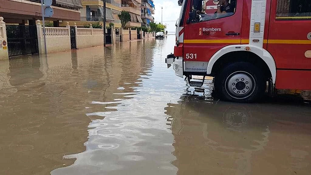 Calle de Santa Pola tras la tormenta de la mañana de este viernes Calle de Santa Pola tras la tormenta de la mañana de este viernes
