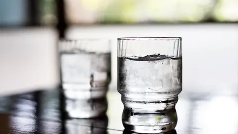 Imagen de un vaso de agua con hielo Imagen de un vaso de agua con hielo