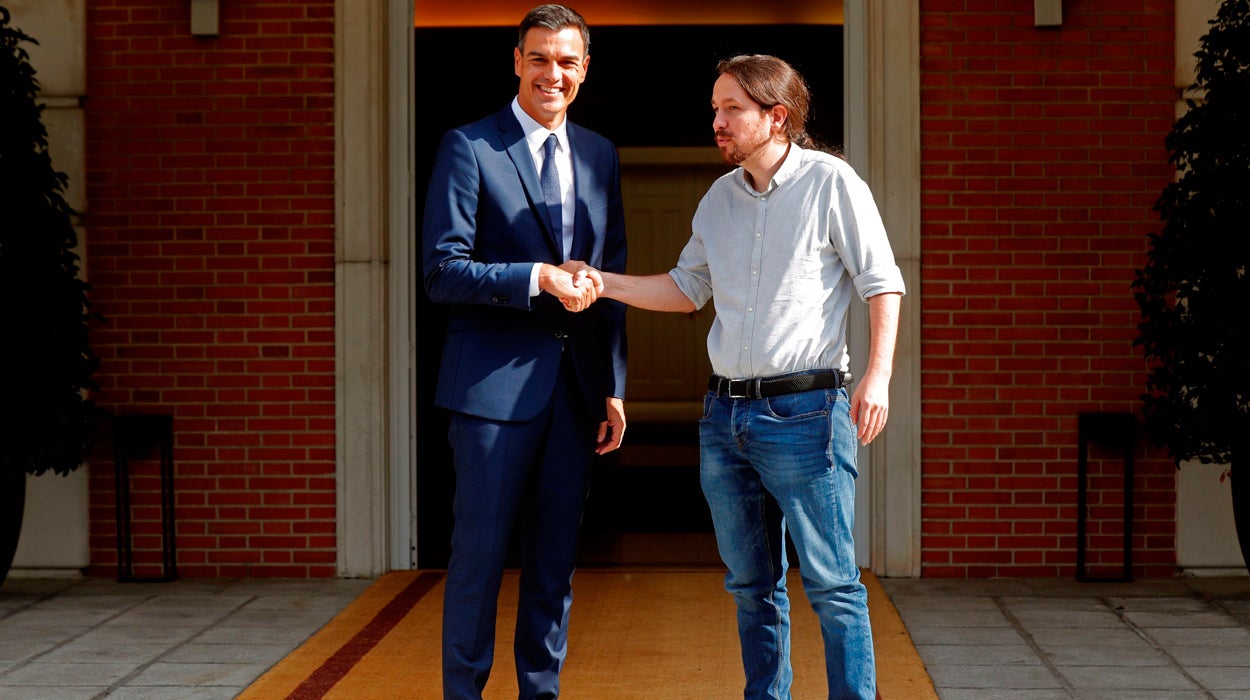 Las preguntas de Amón: "¿Por qué Iglesias se presentó en Moncloa en vaqueros pudiendo haber ido en chándal o en bermudas?" Las preguntas de Amón: "¿Por qué Iglesias se presentó en Moncloa en vaqueros pudiendo haber ido en chándal o en bermudas?"