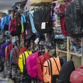 Mochilas en una tienda ante la vuelta al cole