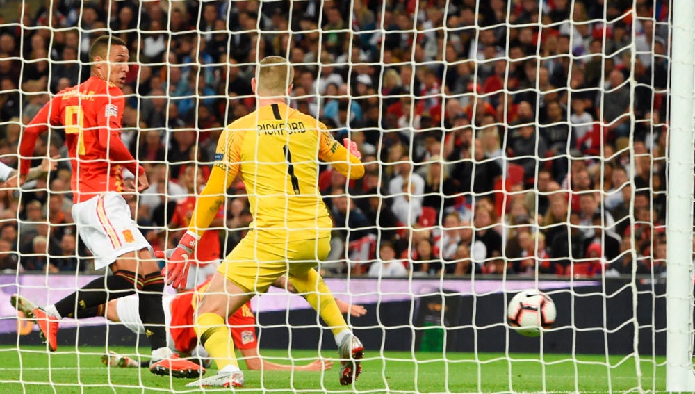 El español Rodrigo anota durante el partido del Grupo 1 de la UEFA Nations League entre Inglaterra y España en el estadio de Wembley