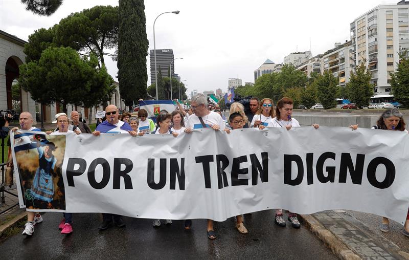 La Plataforma por el Tren pide la dimisión de la consejera de Transporte y de la secretaria de Estado La Plataforma por el Tren pide la dimisión de la consejera de Transporte y de la secretaria de Estado