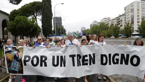Centenares de extremeños exigen en Madrid un &quot;tren digno&quot; para su región