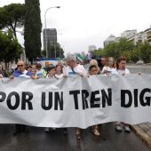 Centenares de extremeños exigen en Madrid un "tren digno" para su región