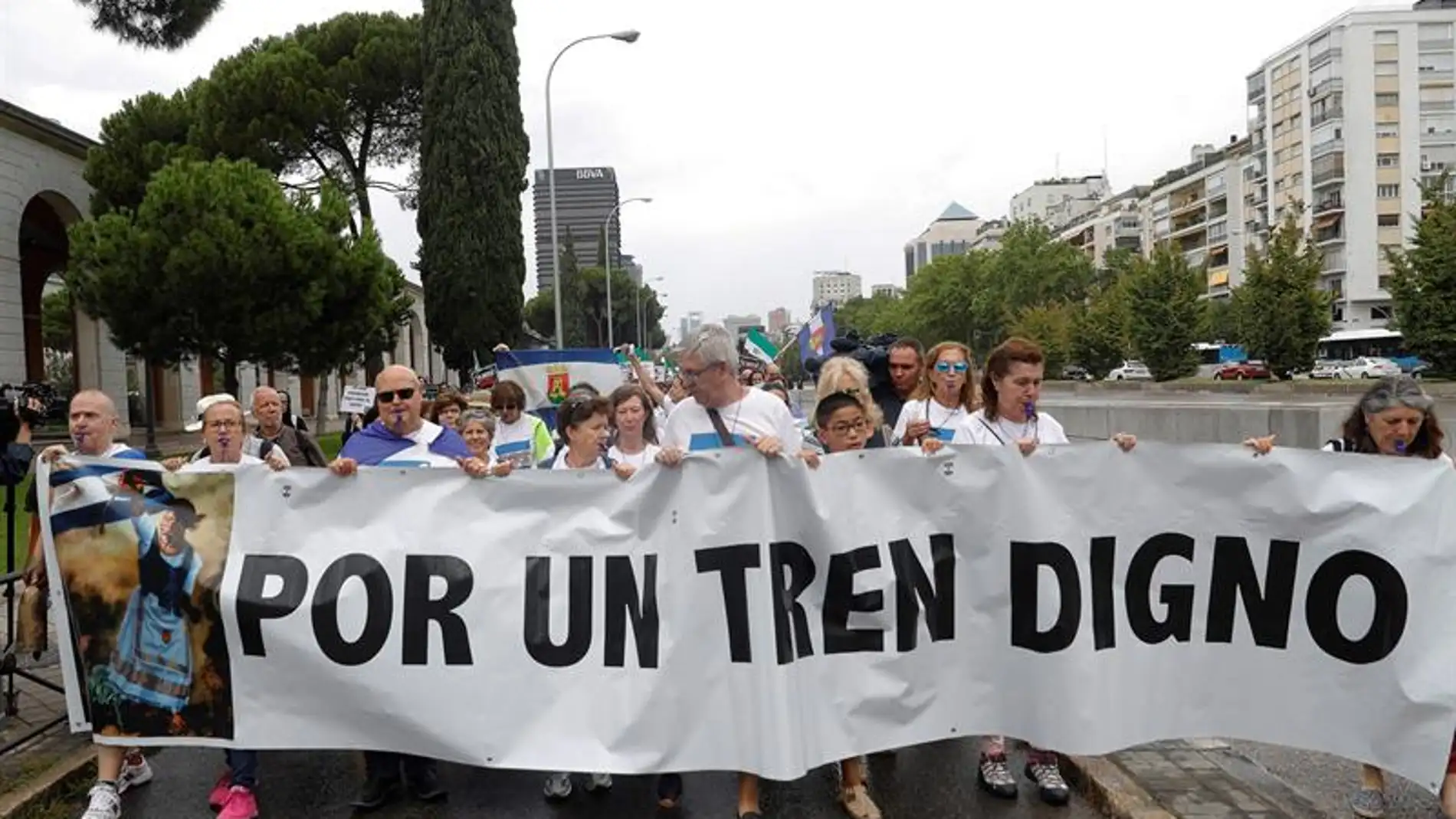 Centenares de extremeños exigen en Madrid un "tren digno" para su región Centenares de extremeños exigen en Madrid un "tren digno" para su región