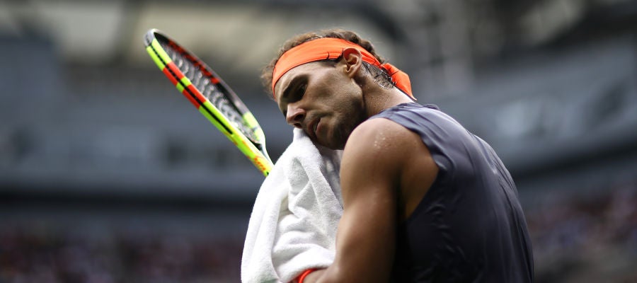Rafa Nadal se seca con una toalla durante el partido Rafa Nadal se seca con una toalla durante el partido