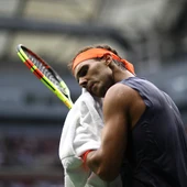 Rafa Nadal se seca con una toalla durante el partido Rafa Nadal se seca con una toalla durante el partido