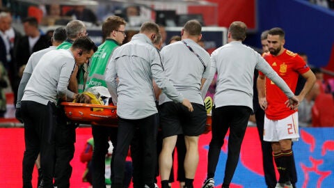 Luke Shaw, en camilla tras sufrir el golpe en Wembley