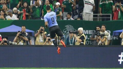 Luis Su&aacute;rez celebrando un gol con Uruguay ante M&eacute;xico