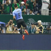 Luis Suárez celebrando un gol con Uruguay ante México