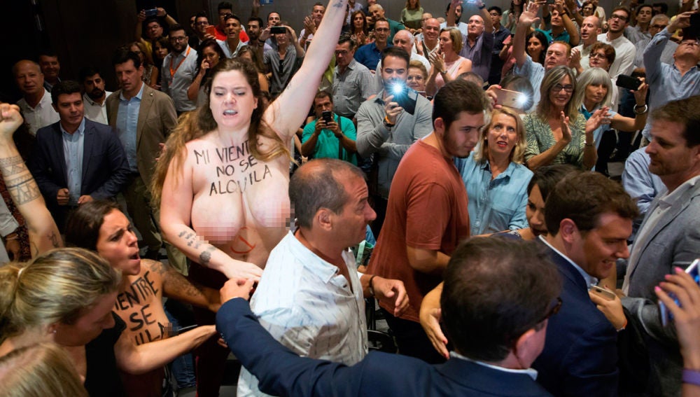 Dos mujeres irrumpen en un acto de Ciudadanos para protestar por la gestación subrogada