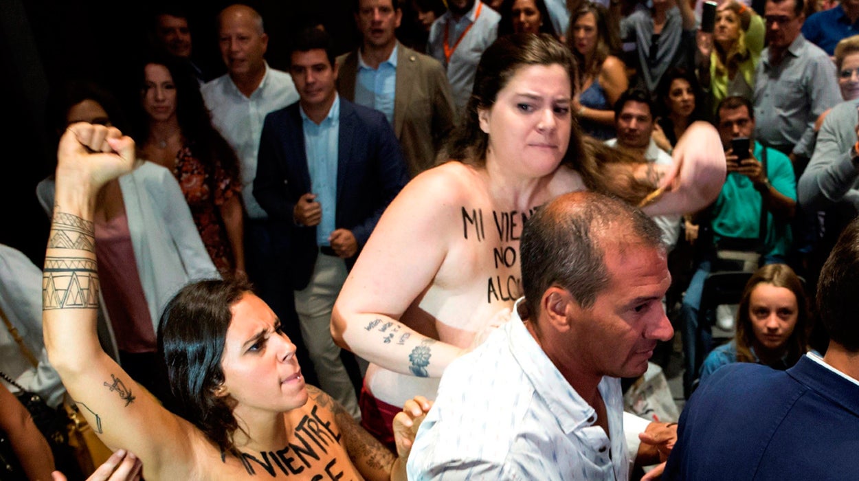 Dos mujeres irrumpen en un acto de Ciudadanos para protestar por la gestación subrogada Dos mujeres irrumpen en un acto de Ciudadanos para protestar por la gestación subrogada