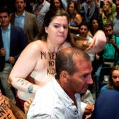 Dos mujeres irrumpen en un acto de Ciudadanos para protestar por la gestación subrogada